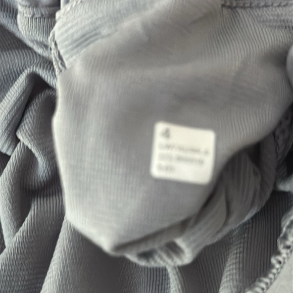 Lululemon hotty hot 2.5 low rise light gray shorts. Size 4. - Picture 7 of 7